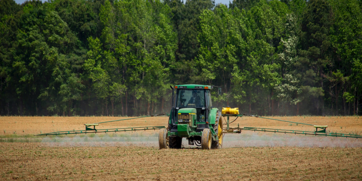 Распыление гербицидов на поле